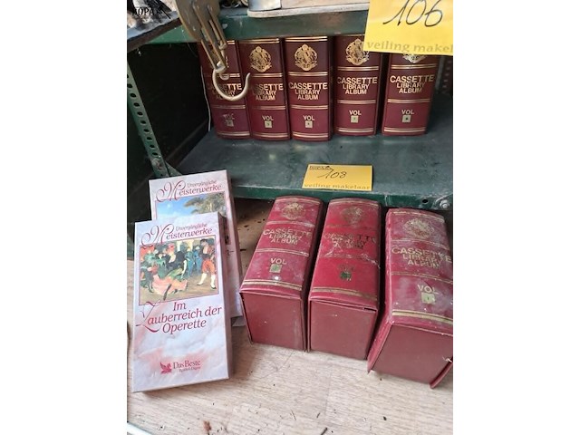 Lot 108 - cassettehouders encyclopedie met muziekcassettes diverse - d - afbeelding 2 van  2