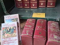 Lot 108 - cassettehouders encyclopedie met muziekcassettes diverse - d - afbeelding 2 van  2