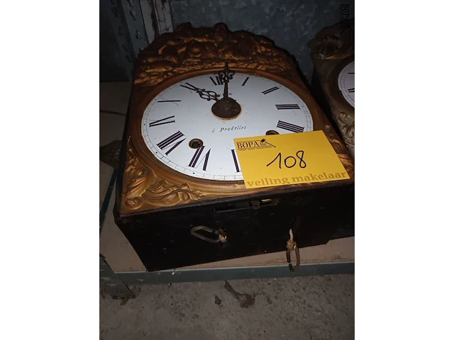 Lot 108 - comtoise klokken. 2 stuks - afbeelding 3 van  4
