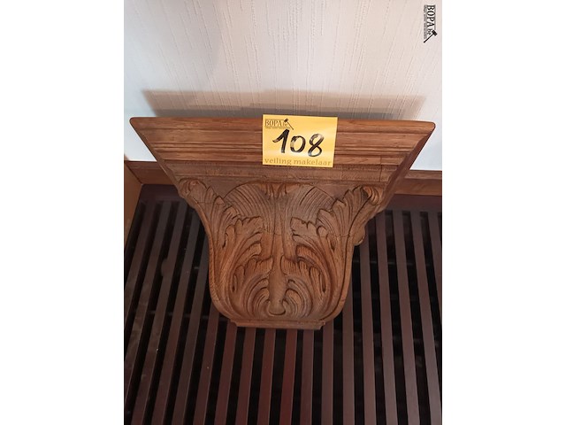 Lot 108 - houten gesculpteerde muursokkel - afbeelding 1 van  4