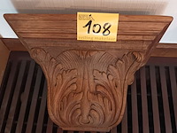 Lot 108 - houten gesculpteerde muursokkel - afbeelding 1 van  4