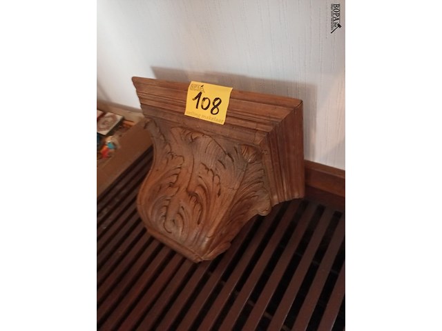 Lot 108 - houten gesculpteerde muursokkel - afbeelding 2 van  4