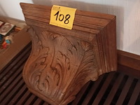 Lot 108 - houten gesculpteerde muursokkel - afbeelding 2 van  4