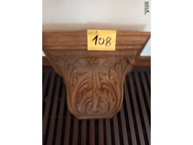 Lot 108 - houten gesculpteerde muursokkel - afbeelding 3 van  4