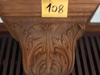Lot 108 - houten gesculpteerde muursokkel - afbeelding 3 van  4