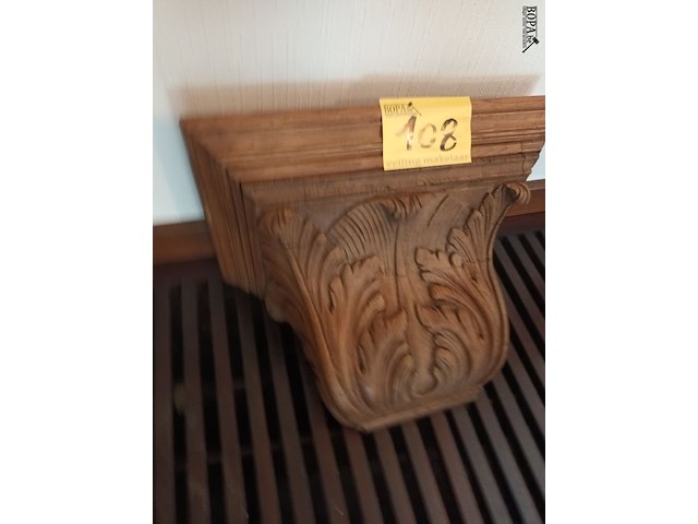 Lot 108 - houten gesculpteerde muursokkel - afbeelding 4 van  4