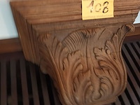 Lot 108 - houten gesculpteerde muursokkel - afbeelding 4 van  4