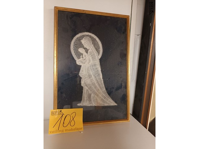 Lot 108 - kantwerk in kader - afbeelding 1 van  3