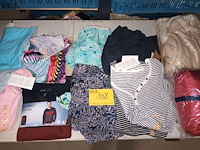 Lot 108 - kledij en dekens. 17 stuks - afbeelding 1 van  4