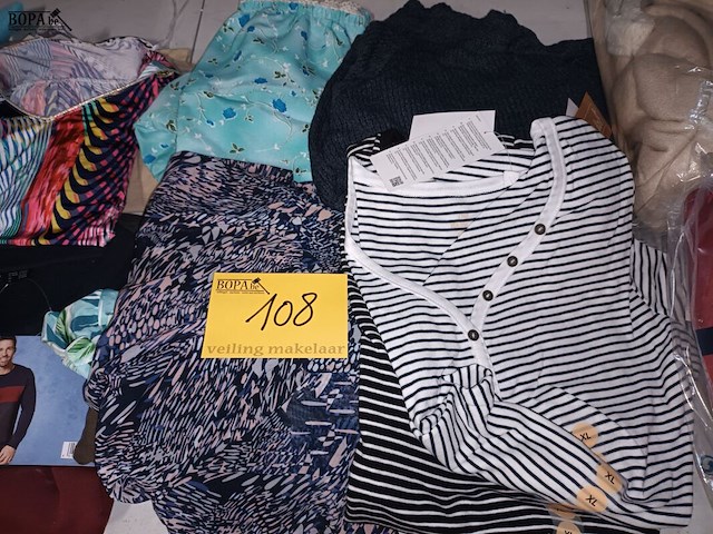 Lot 108 - kledij en dekens. 17 stuks - afbeelding 3 van  4