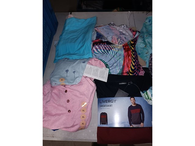 Lot 108 - kledij en dekens. 17 stuks - afbeelding 4 van  4