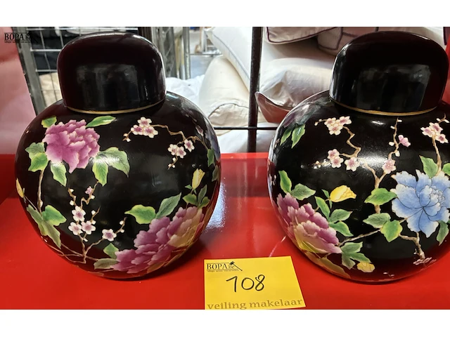Lot 108 - koppel vintage chinese porseleinen gemberpotten - afbeelding 1 van  4