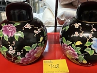 Lot 108 - koppel vintage chinese porseleinen gemberpotten