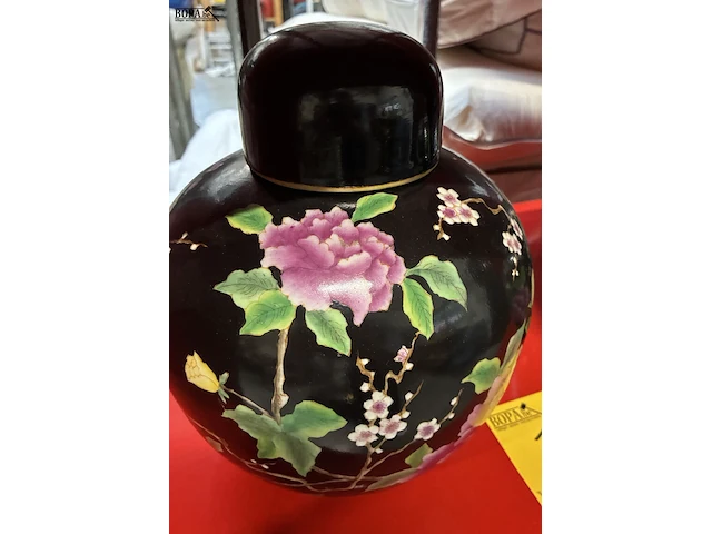 Lot 108 - koppel vintage chinese porseleinen gemberpotten - afbeelding 2 van  4