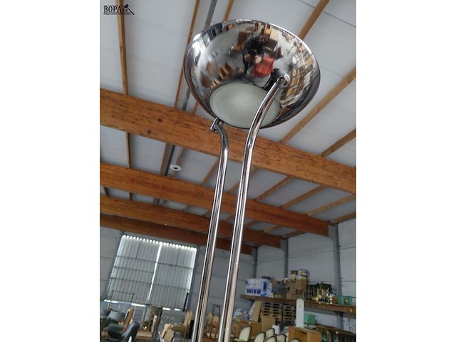 Lot 108 - moderne staande vloerlamp met uplighter en verstelbare leesl - afbeelding 1 van  3
