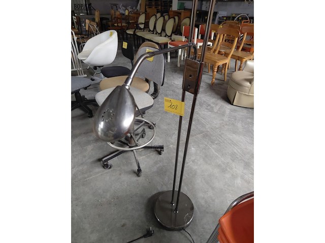 Lot 108 - moderne staande vloerlamp met uplighter en verstelbare leesl - afbeelding 2 van  3