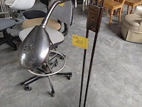 Lot 108 - moderne staande vloerlamp met uplighter en verstelbare leesl - afbeelding 2 van  3