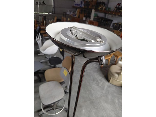 Lot 108 - moderne staande vloerlamp met uplighter en verstelbare leesl - afbeelding 3 van  3