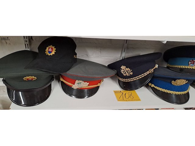 Lot 108 - politie kepies, slowakije, hongarije & luxemburg - afbeelding 1 van  4