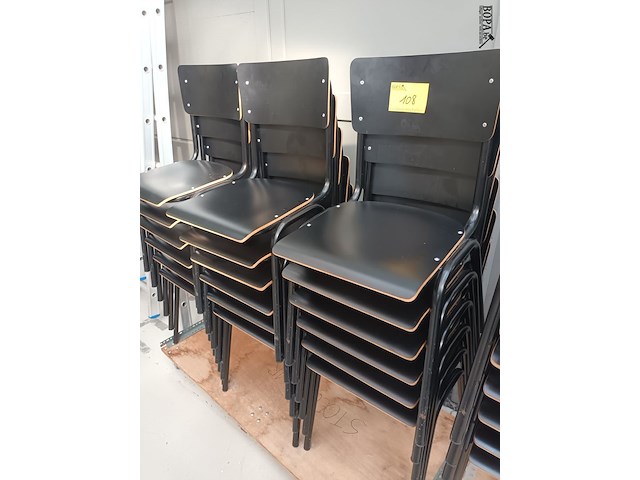 Lot 108 - retro look zwarte schoolstoelen. 18 stuks - afbeelding 1 van  5