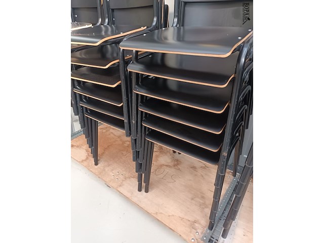 Lot 108 - retro look zwarte schoolstoelen. 18 stuks - afbeelding 2 van  5