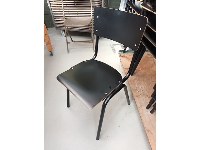 Lot 108 - retro look zwarte schoolstoelen. 18 stuks - afbeelding 3 van  5