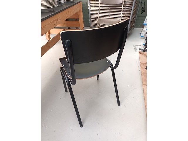 Lot 108 - retro look zwarte schoolstoelen. 18 stuks - afbeelding 4 van  5