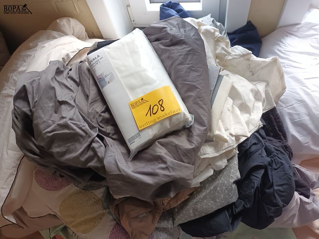 Lot 108 - showroom linnen en dekens - afbeelding 1 van  6