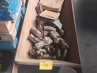 Lot 108 - trog met brandhout - afbeelding 2 van  2