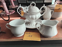 Lot 108 - wit porseleienen setje - afbeelding 1 van  1
