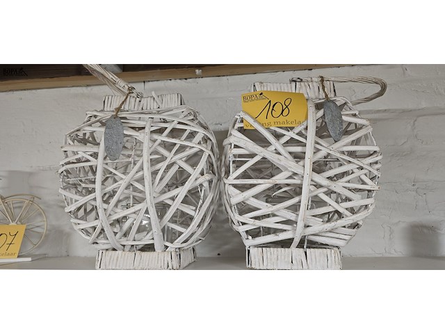 Lot 108 - witte rotan kandelaars 2 stuks - afbeelding 1 van  3