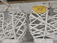 Lot 108 - witte rotan kandelaars 2 stuks - afbeelding 1 van  3