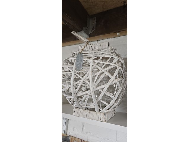 Lot 108 - witte rotan kandelaars 2 stuks - afbeelding 3 van  3