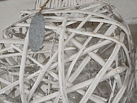 Lot 108 - witte rotan kandelaars 2 stuks - afbeelding 3 van  3