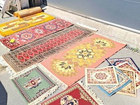Lot 109 - diverse vintage tapijten oa. samira - afbeelding 1 van  4