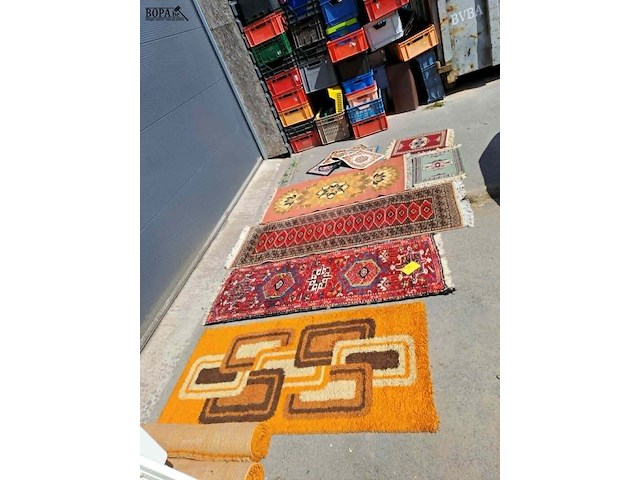 Lot 109 - diverse vintage tapijten oa. samira - afbeelding 3 van  4