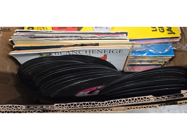 Lot 109 - doos lp's en singles - afbeelding 2 van  3