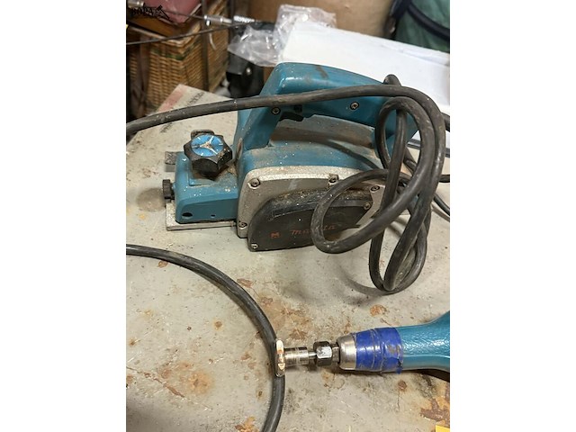 Lot 109 - electrisch gereedschap: makita vlakschuurmachine, rechte sli - afbeelding 2 van  3