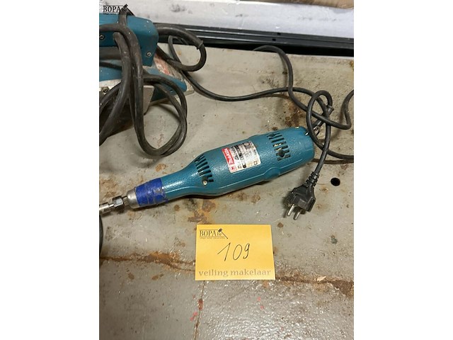 Lot 109 - electrisch gereedschap: makita vlakschuurmachine, rechte sli - afbeelding 3 van  3