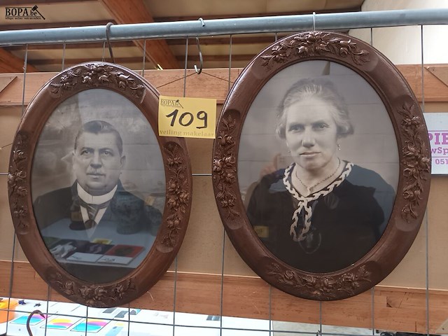 Lot 109 - fotokaders ovaal. 2 stuks - afbeelding 1 van  3