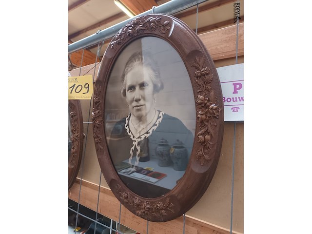 Lot 109 - fotokaders ovaal. 2 stuks - afbeelding 2 van  3