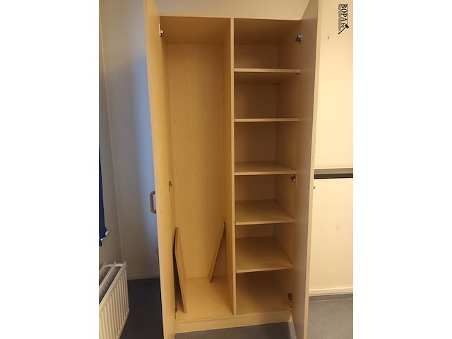 Lot 109 - houten kast met 2 deuren - afbeelding 2 van  2