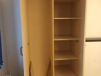 Lot 109 - houten kast met 2 deuren - afbeelding 2 van  2