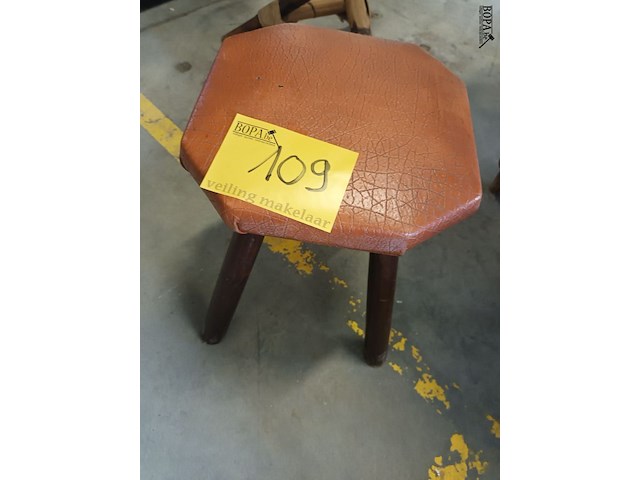 Lot 109 - houten kruk - afbeelding 1 van  2