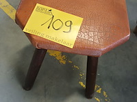 Lot 109 - houten kruk - afbeelding 1 van  2