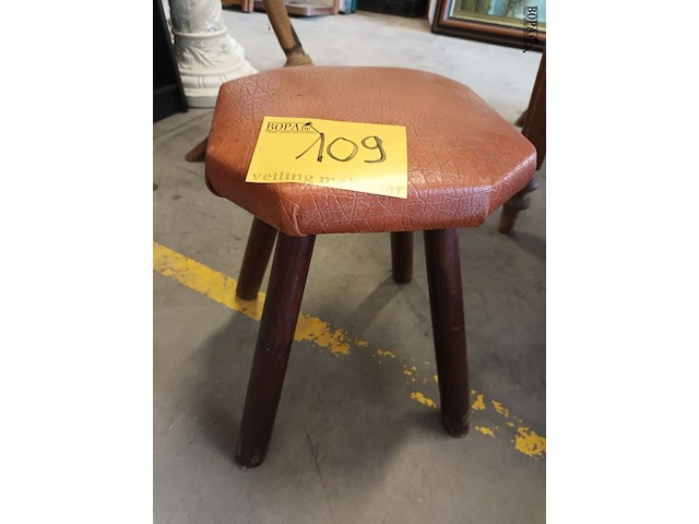 Lot 109 - houten kruk - afbeelding 2 van  2