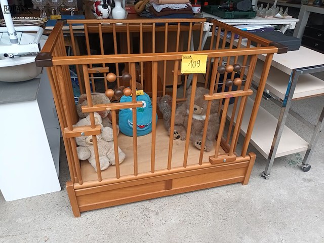 Lot 109 - kibofa baby box in hout - afbeelding 1 van  3