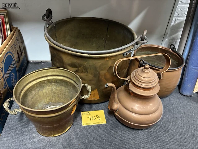 Lot 109 - lot antieken koperen kannen - 4 stuks - afbeelding 1 van  5