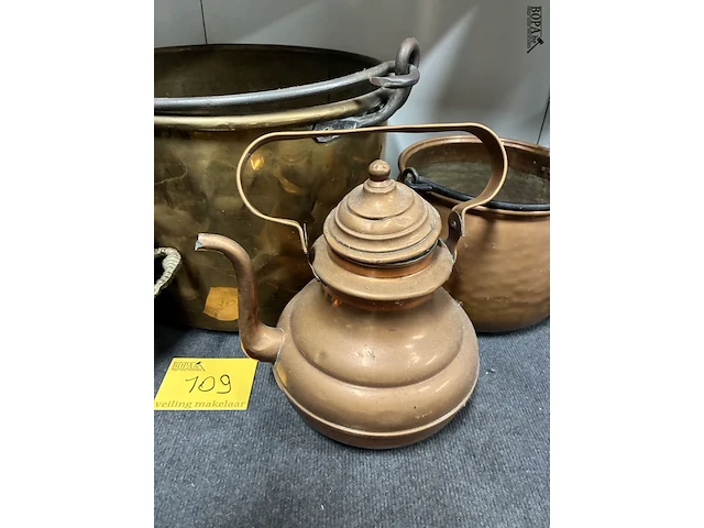 Lot 109 - lot antieken koperen kannen - 4 stuks - afbeelding 4 van  5