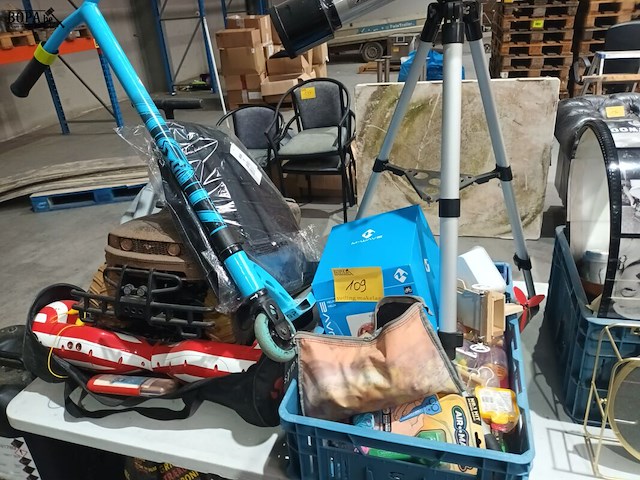 Lot 109 - lot speelgoed - afbeelding 1 van  7